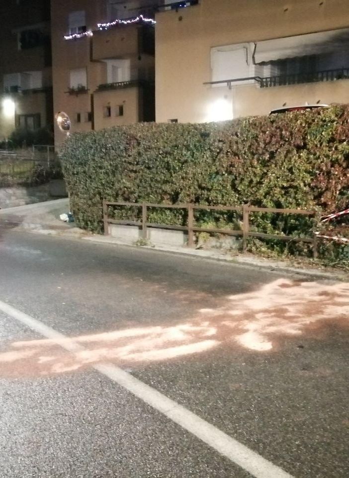 Incidente ad Arizzano, auto sbanda e finisce contro il guardrail