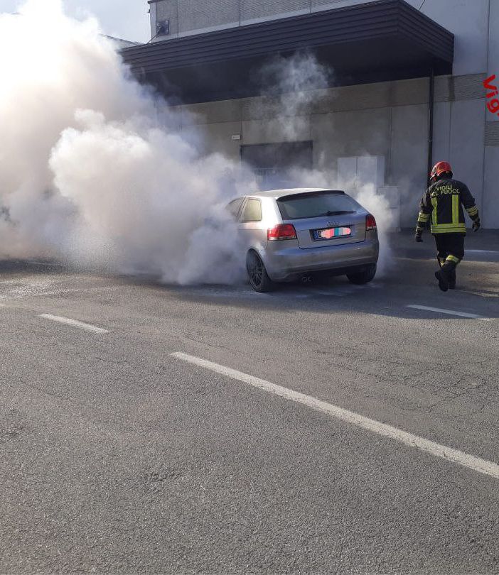 Auto prende improvvisamente fuoco al centro commerciale