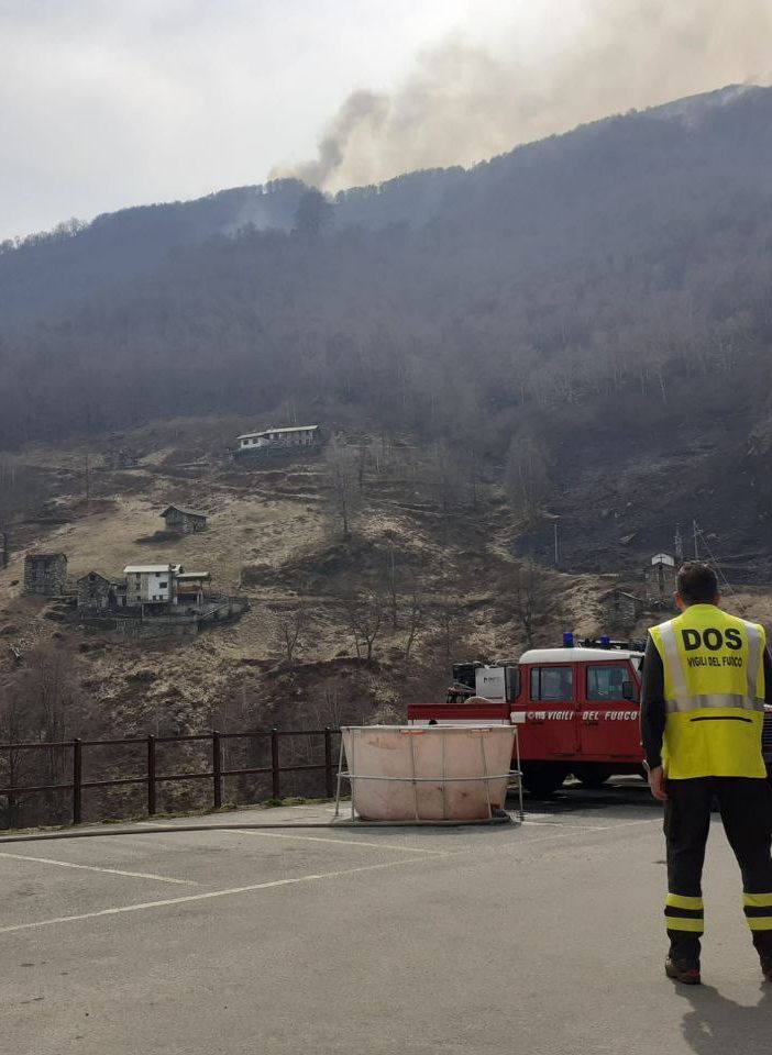 Continua a preoccupare l'incendio in valle Strona. FOTO E VIDEO