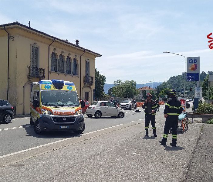 Scontro tra due auto di fronte alla biblioteca