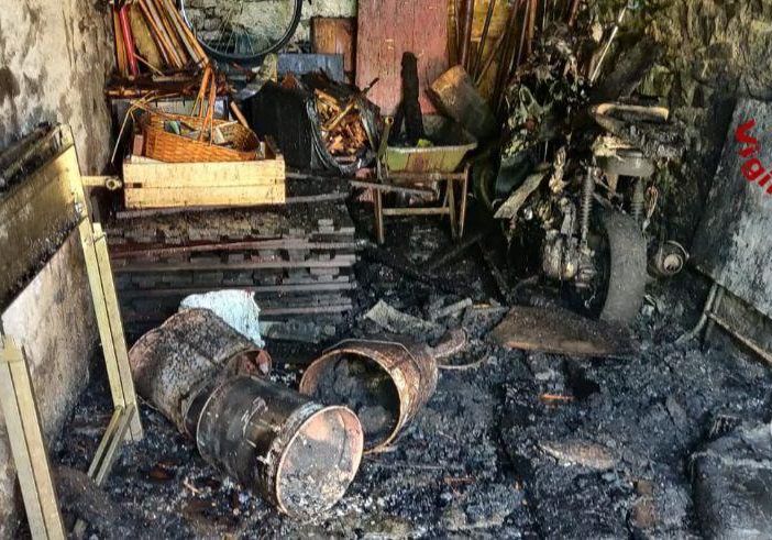 Ghiffa, incendio in un deposito in frazione Susello