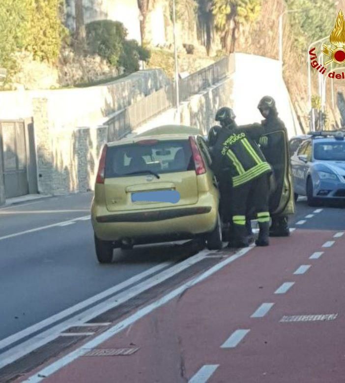 Auto esce di strada e trancia una tubazione del gas causando una perdita di metano