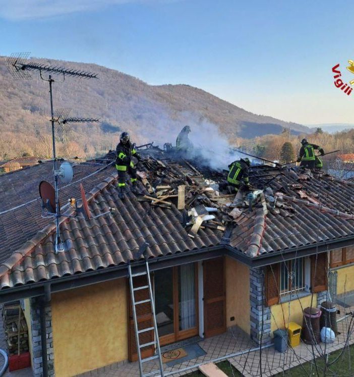 Brovello Carpugnino, in fiamme un tetto di una casa