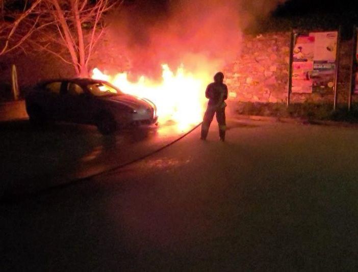 Auto in fiamme in piazza Pastura a Verbania