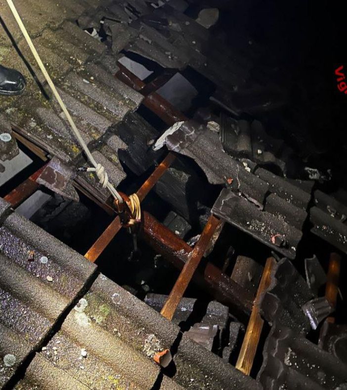 Un fulmine danneggia il campanile della chiesa di Madonna del Sasso. FOTO e VIDEO