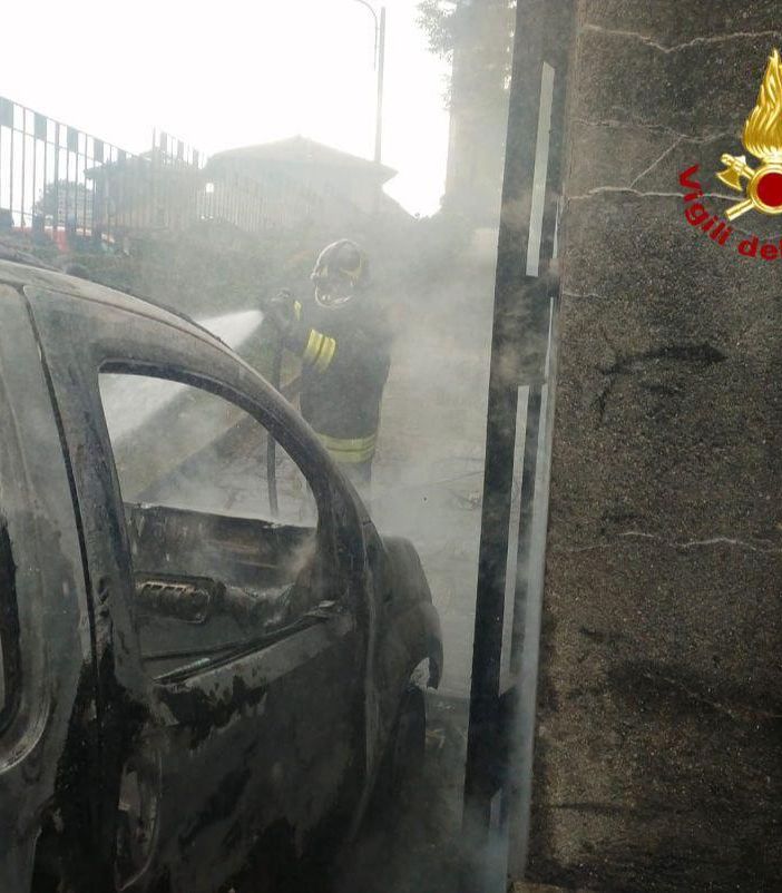 Auto parcheggiata prende fuoco all'improvviso