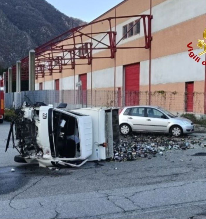 Furgone per la raccolta del vetro si ribalta, lievi ferite per il conducente