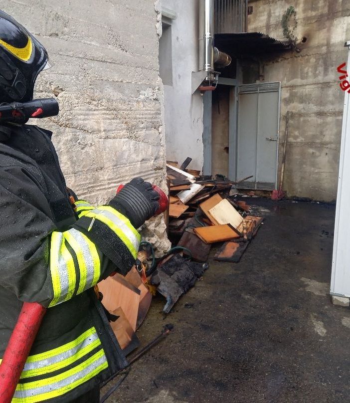 Incendio a Bee in un locale tecnico di una casa