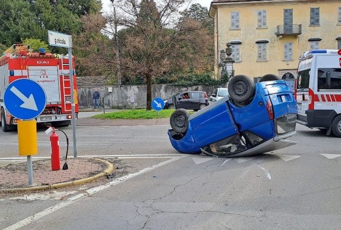 Microcar si ribalta in una rotonda a Trobaso