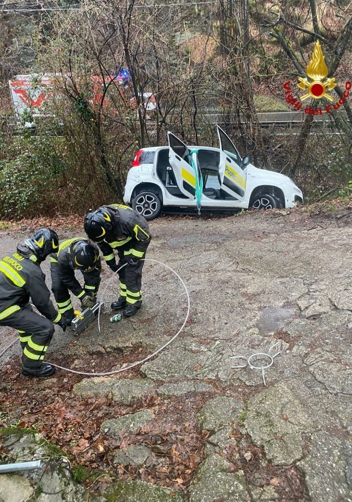 Auto delle Poste fuori strada a San Bernardino Verbano