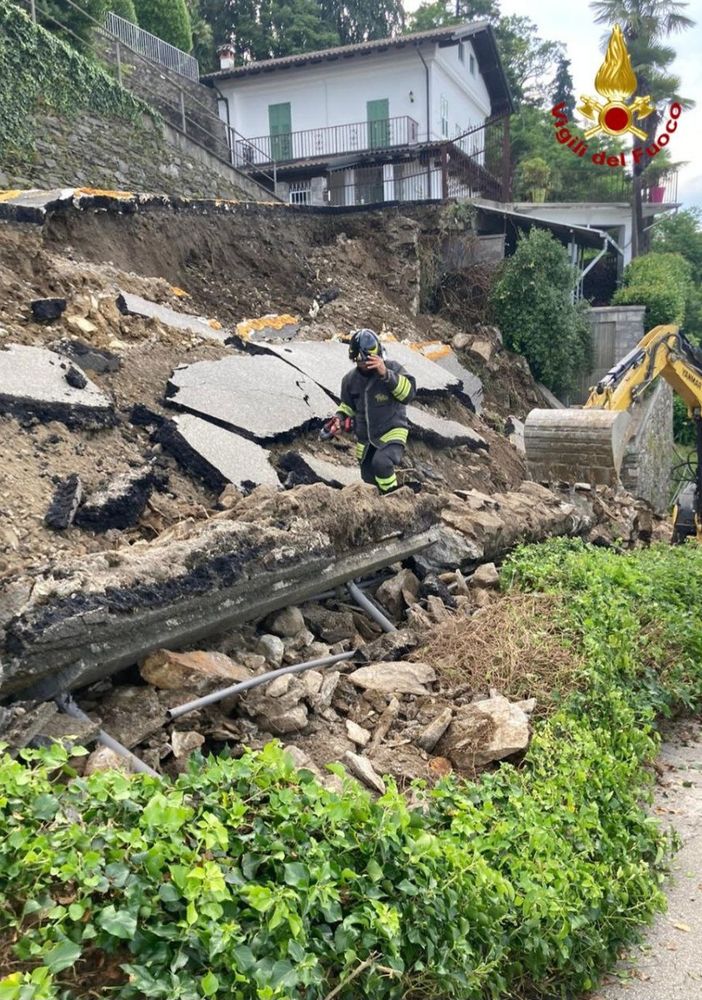 Cede una strada privata, intervento dei Vigili del fuoco