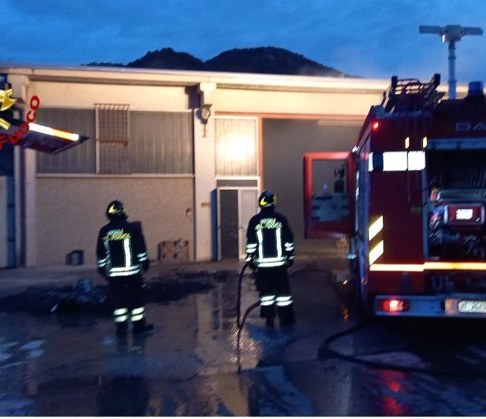 Incendio in un capannone industriale a Gravellona