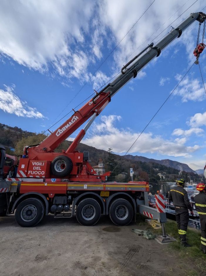 Stresa, recuperata l'auto affondata la scorsa settimana