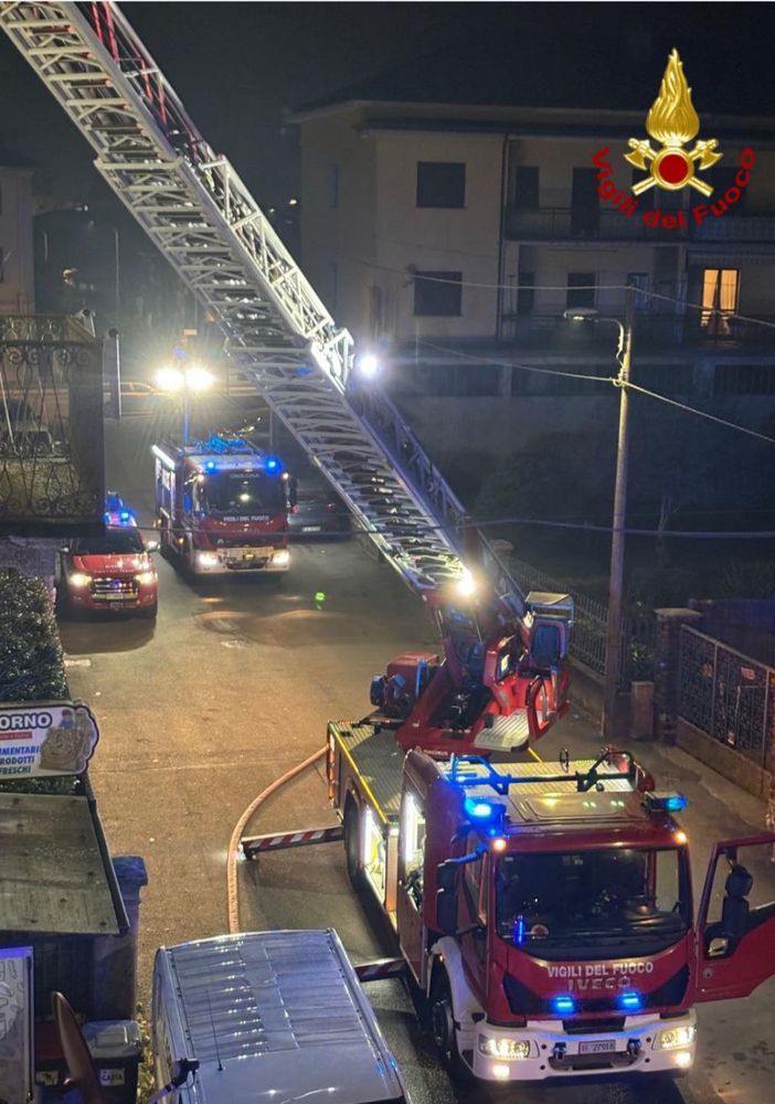 Tetto in fiamme a Gravellona, evacuate 3 famiglie