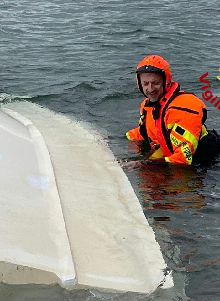 Imbarcazione si ribalta al largo di Suna: intervento dei Vigili del Fuoco