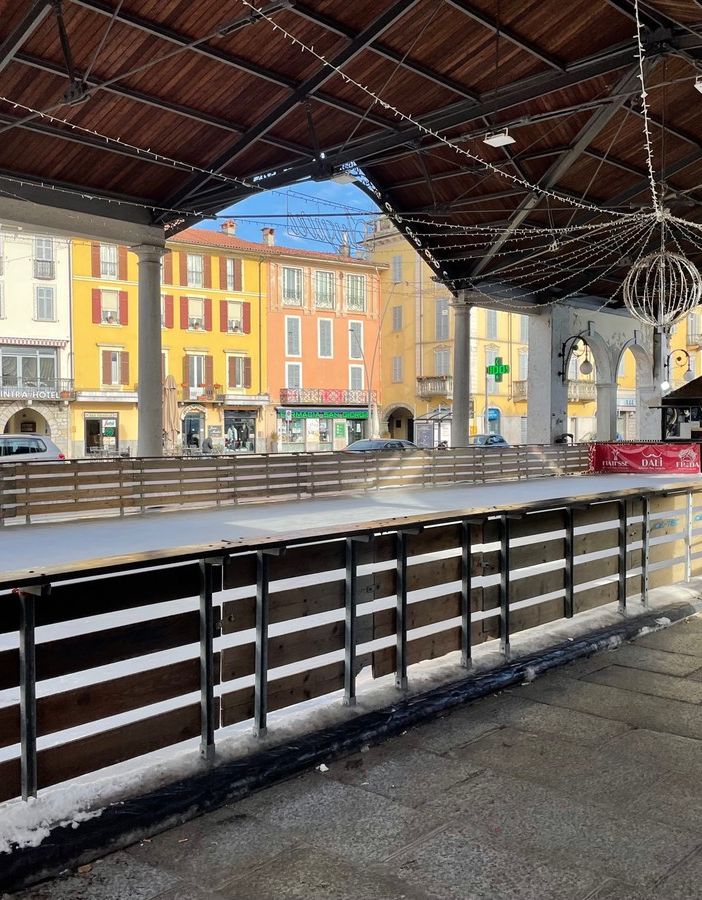 Chiude la pista per pattinare sul ghiaccio sotto la tettoia del vecchio imbarcadero?