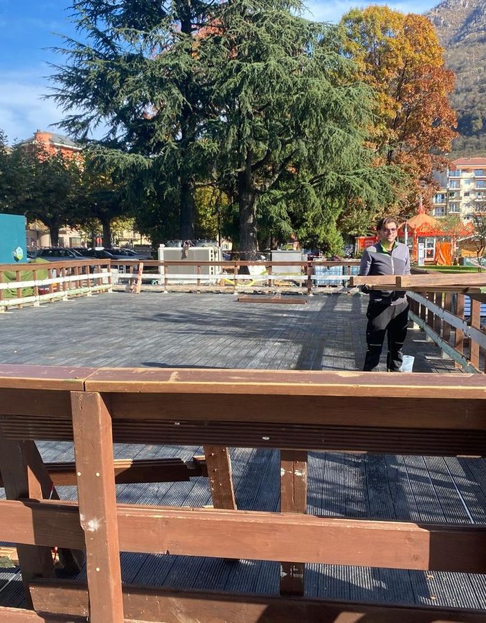 Omegna pensa al Natale: quasi pronta la pista di pattinaggio su lago