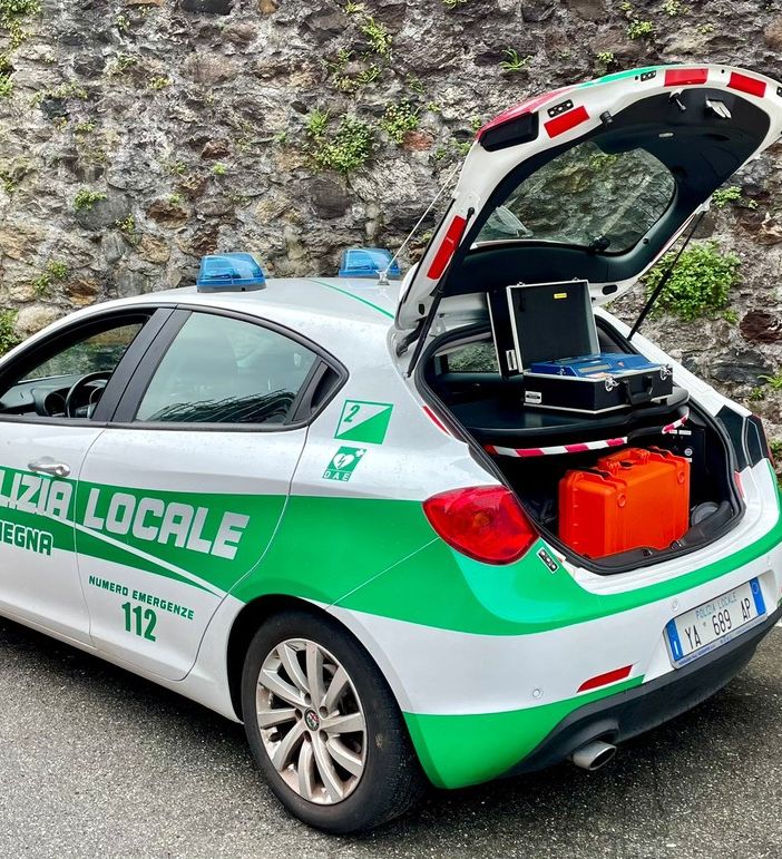 Rifiuta di fornire le generalità e aggredisce gli agenti: denunciato un uomo a Omegna