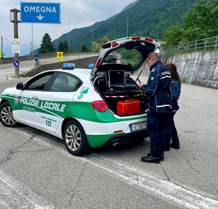 Fermata ad Omegna una sessantenne che guidava bevendo una birra