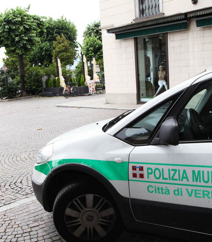 Bimbo di pochi mesi rischia di soffocare, salvato da un agente della Polizia Locale