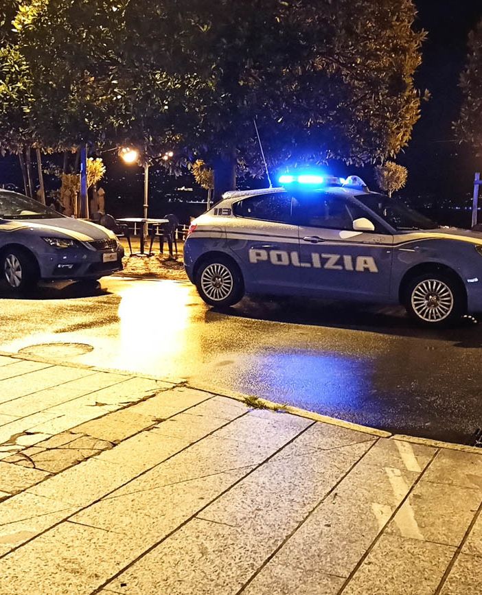 Va a sbattere con l'auto: denunciato per guida in stato d'ebbrezza