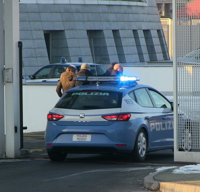 Viola il divieto di avvicinamento alla compagna: arrestato 30enne nascosto in casa