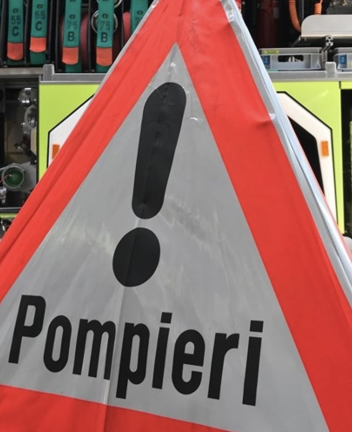 Auto distrutta dalle fiamme in autostrada in Canton Ticino
