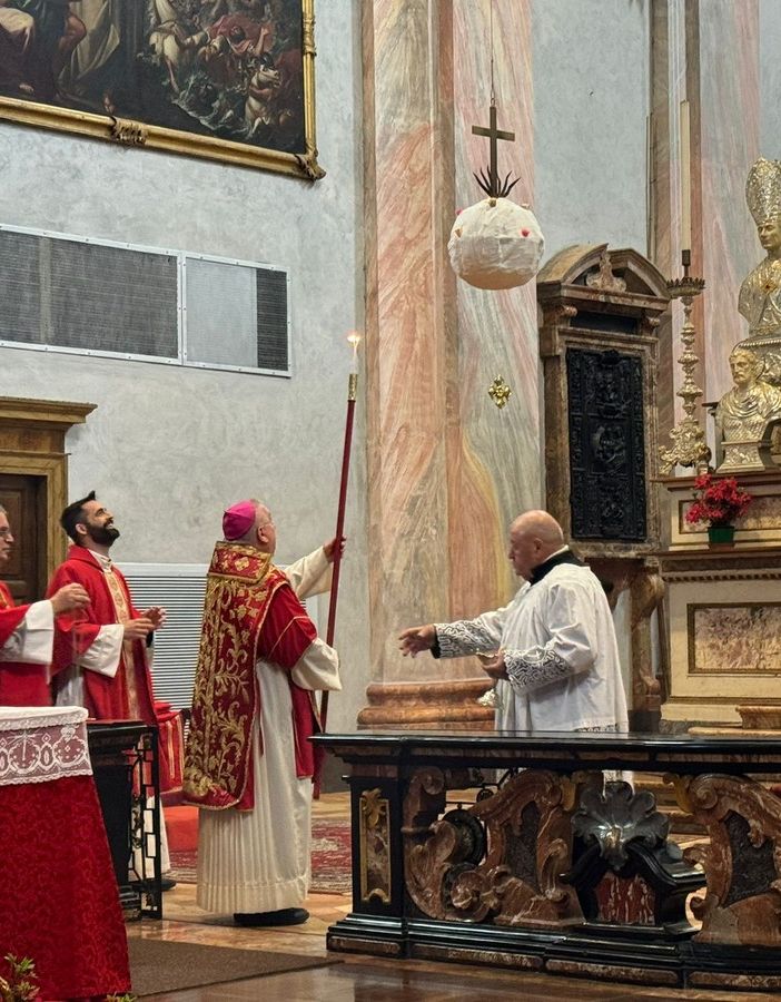 Presentato al vescovo Brambilla il restauro del presbiterio della collegiata di Cannobio