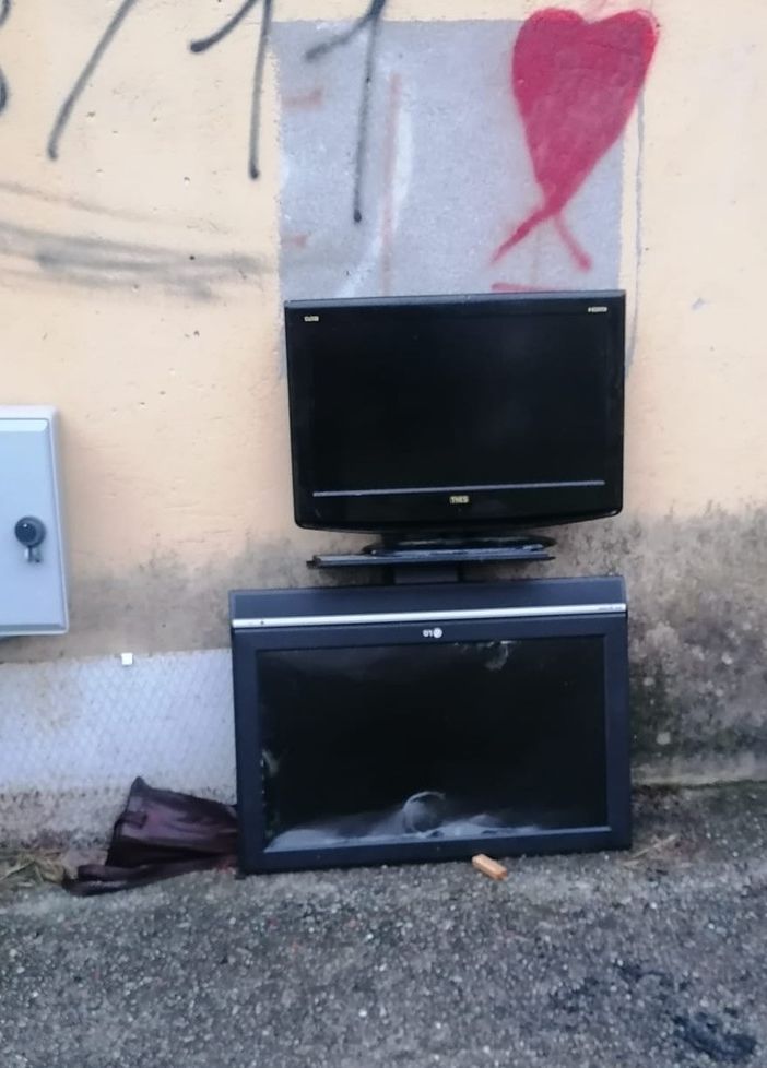 Rifiuti abbandonati a Cireggio, la rabbia dei residenti