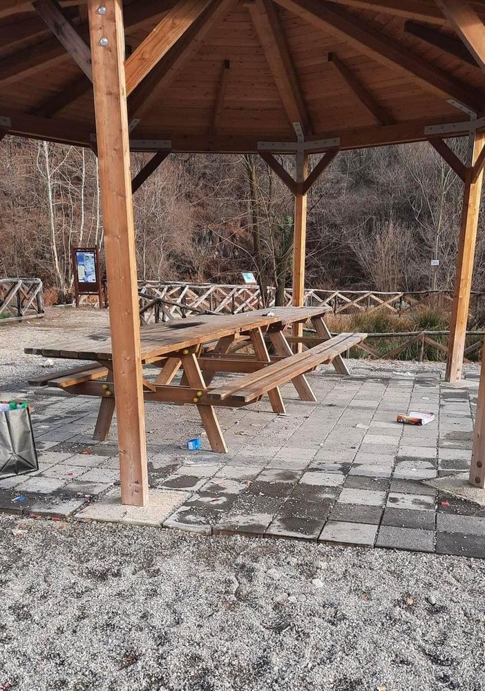 Rifiuti abbandonati nel parco fluviale dello Strona dopo Capodanno FOTO