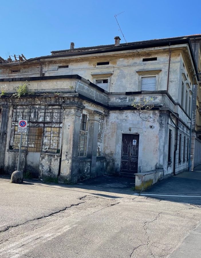 Un piccolo albergo sulle ceneri di un rudere in viale Azari a Pallanza