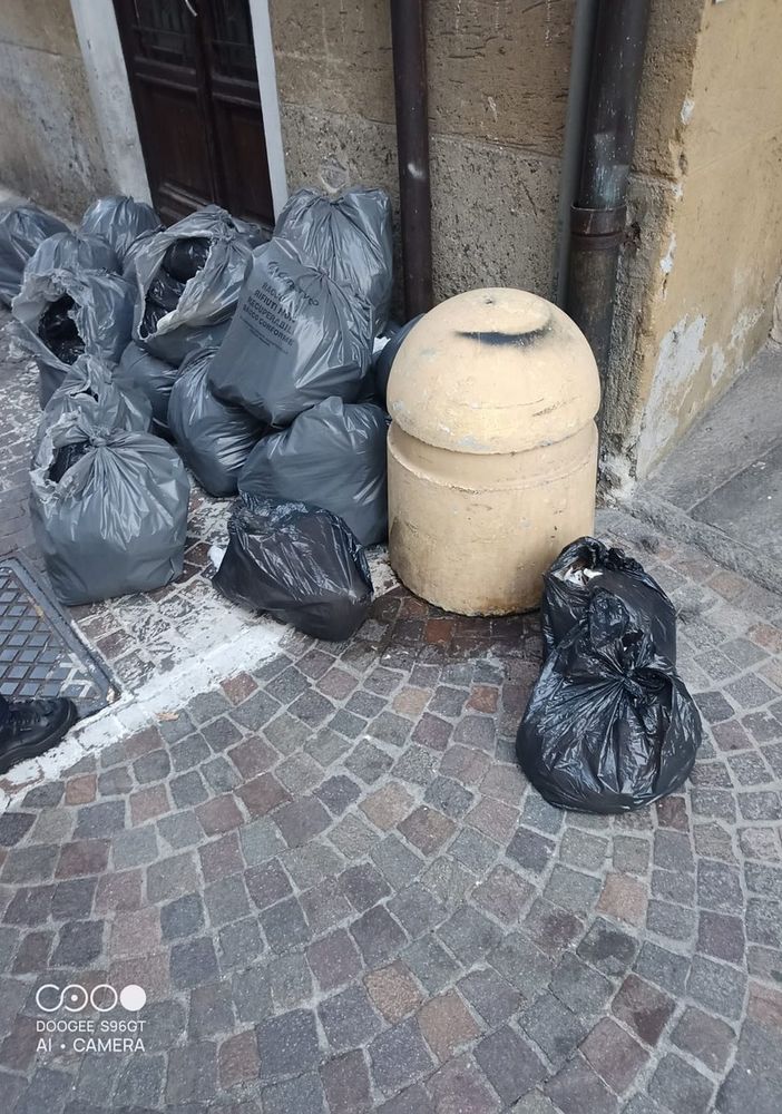 Rifiuti abbandonati nel centro di Stresa: individuato il responsabile