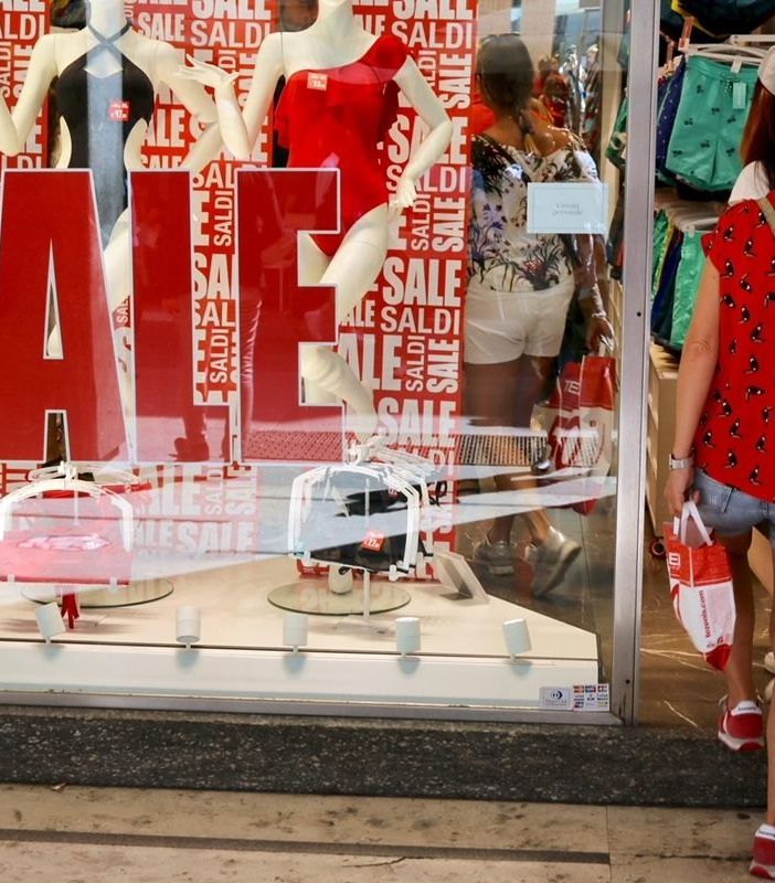 Saldi estivi: non si sono viste code davanti ai negozi per accaparrarsi gli sconti e occasioni