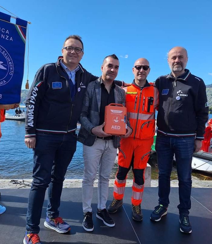 Dal Cantante della Solidarietà un nuovo defibrillatore per la Squadra Nautica di Salvamento