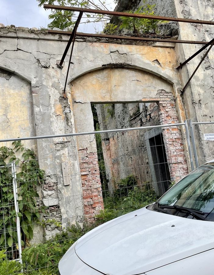 Foto: l'ex scuderie davanti a Villa Giulia a Pallanza (nella foto),