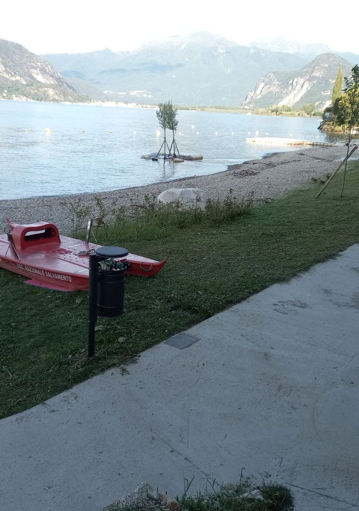 Ripulita dalle erbacce la spiaggia ai Tre Ponti