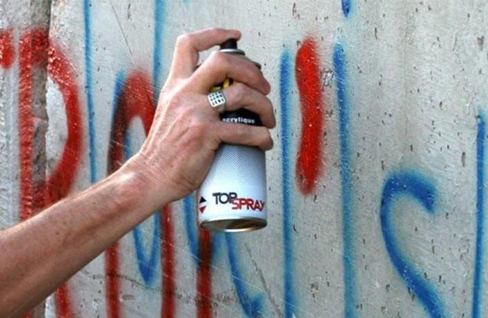 I vandali sporcano, il Comune pulisce e il fenomeno non si placa