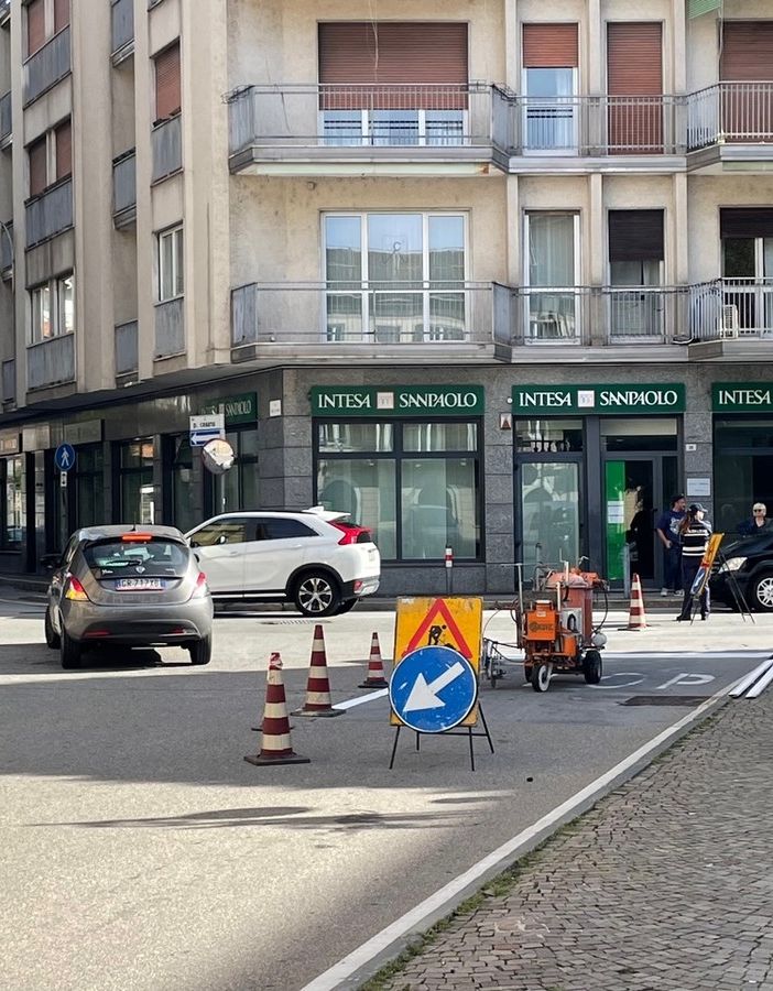 Strisce pedonali rifatte, lunghe code e polemiche in centro a Intra