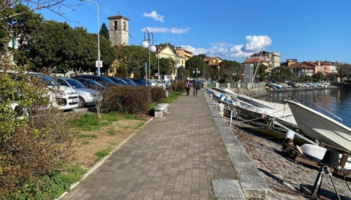Il ritorno di tavolini e sedie sulle aiuole del lungolago di Suna fa felici gli esercenti
