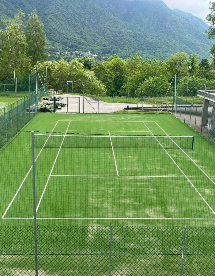 Casale Corte Cerro, completata la riqualificazione del campo da tennis