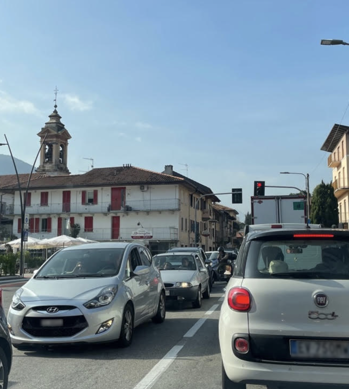 Per i lavori di riasfaltatura lunghe code di auto ieri sulla statale 34 del lago