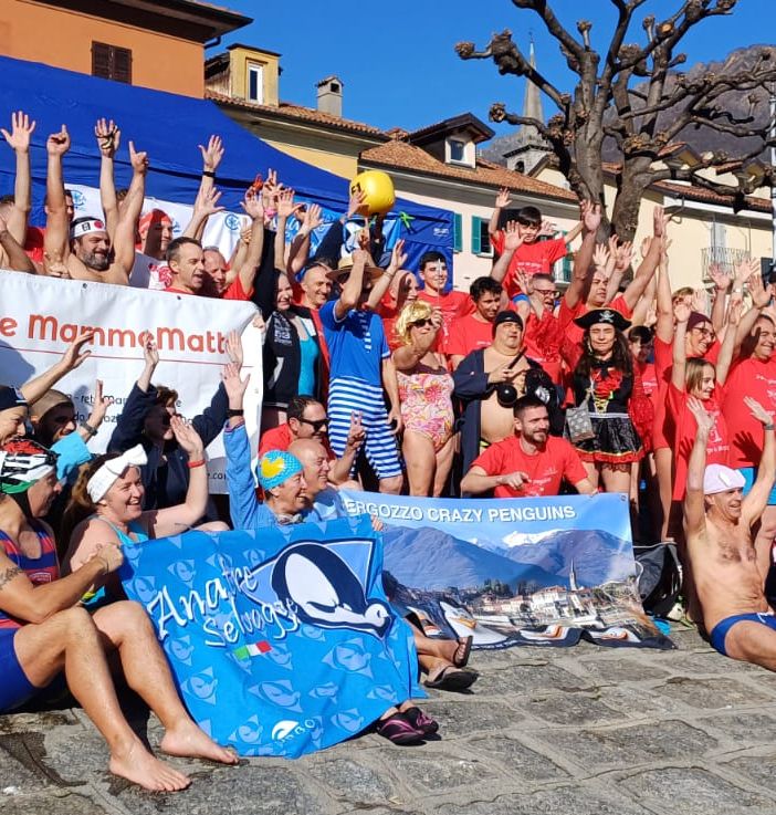 Successo per il tuffo in acque gelide nel lago di Mergozzo  FOTO