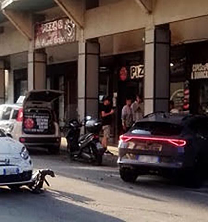 Auto contro il pilone di un condominio, il conducente portato in ospedale