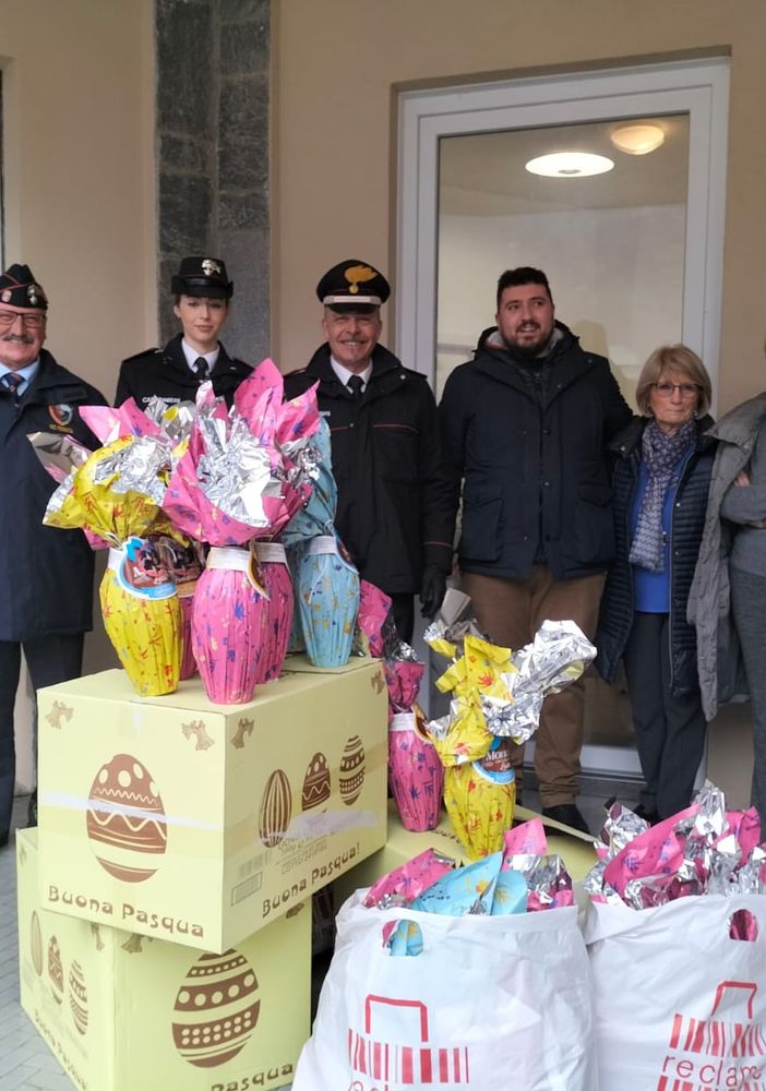 L'associazione Carabinieri Verbania dona le uova di Pasqua ai bambini di Casa Mantegazza
