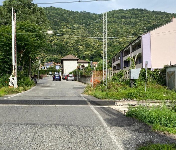Morto l'uomo travolto da un treno a Crusinallo