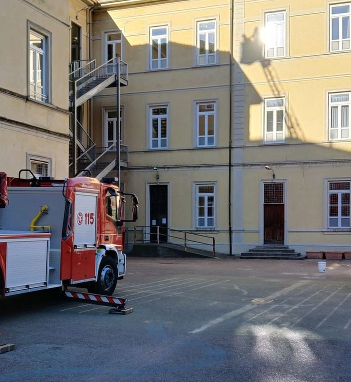 Vento a Omegna, i vigili del fuoco al lavoro sul tetto delle scuole Beltrami