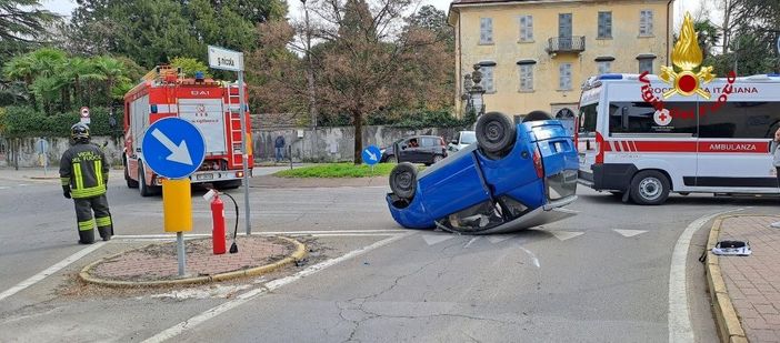 Microcar si ribalta in una rotonda a Trobaso