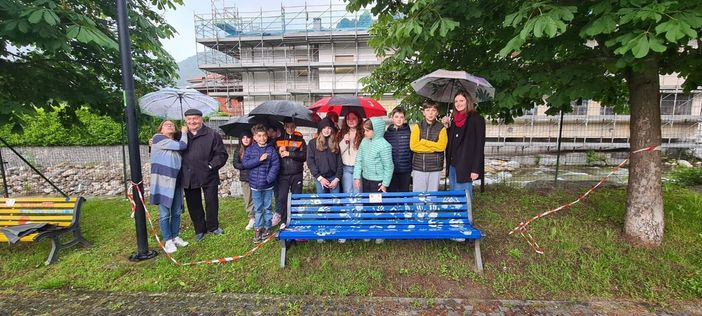 Inaugurata la nuova panchina blu del parco giochi di Bagnella