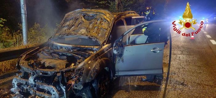 Auto in fiamme nella notte sulla SS 33, illeso il conducente