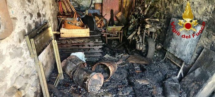 Ghiffa, incendio in un deposito in frazione Susello